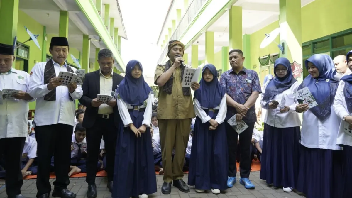 Karya Puisi Guru-Murid MTs Dibukukan, Diky Candra: Sesuai dengan Program Tasik Pintar Peluncuran buku puisi, diky candra