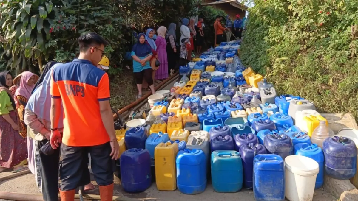 Warga Garut Kesulitan Air Bersih, 324 Ribu Liter Air Bersih Disalurkan ke 11 Kecamatan Air bersih
