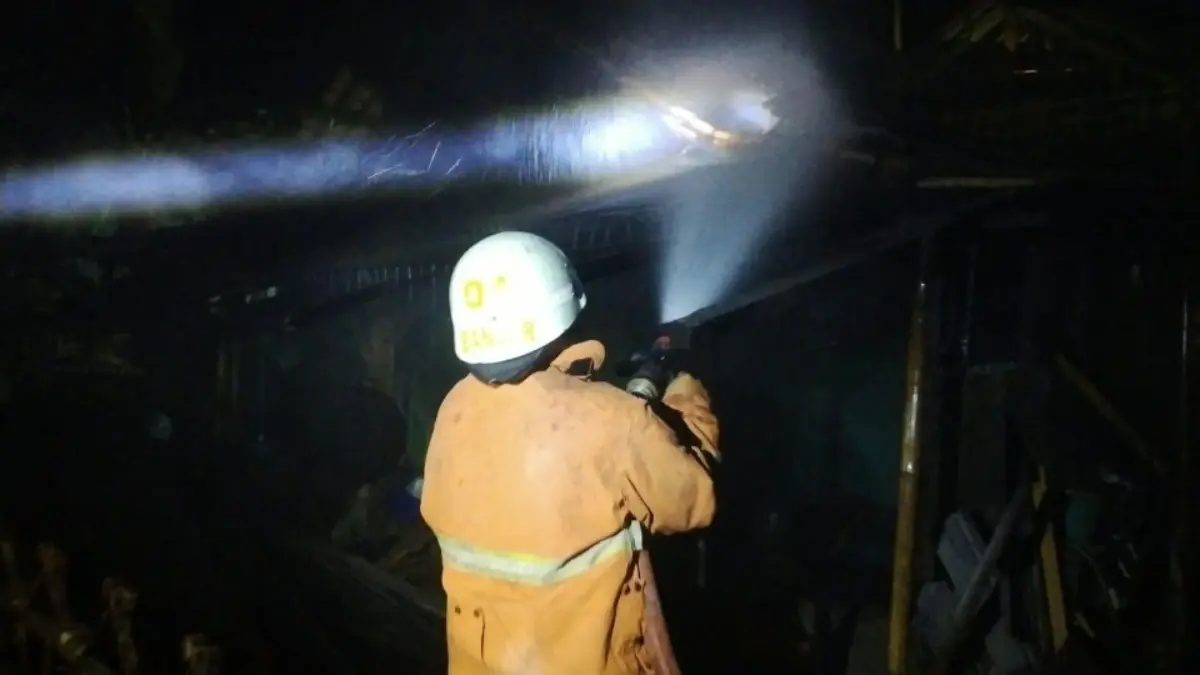 Diduga Korsleting Listrik, Rumah Warga di Purwaharja Kota Banjar Terbakar Pemadaman