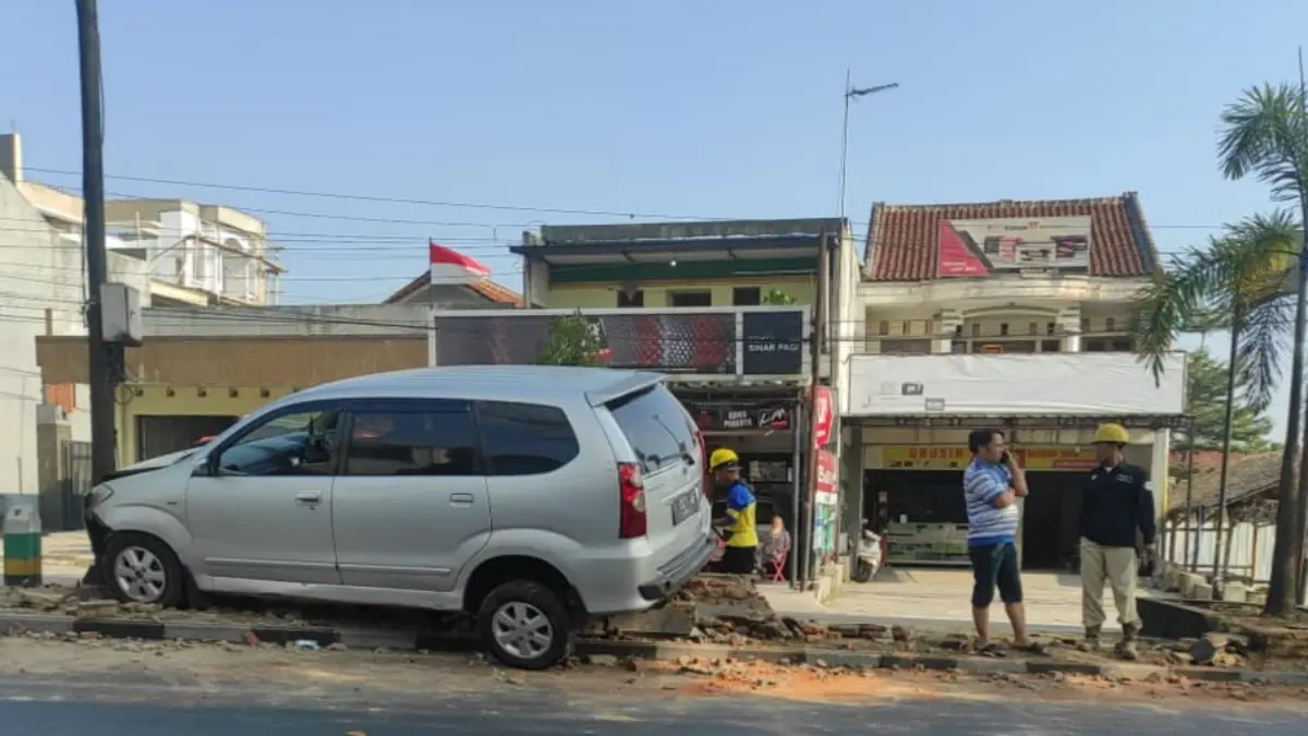 Ngantuk saat Berkendara, Avanza Hantam Pot dan Tiang PJU di Jalan Letnan Harun Tasikmalaya kecelakaan Avanza di Jalan Letnan Harun Kota Tasikmalaya