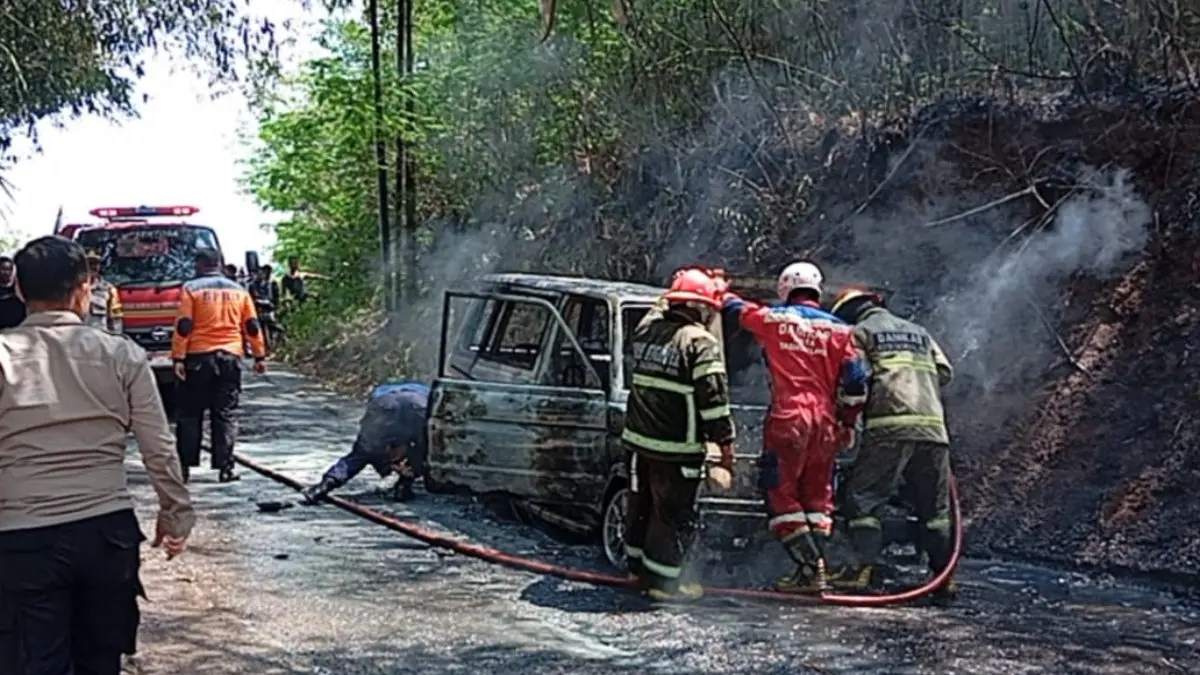 Toyota Kijang Terbakar di Tamansari Tasikmalaya, Api Diduga Dipicu Korsleting Kelistrikan mobil Toyota Kijang terbakar