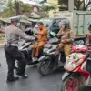 Satlantas Polres Tasikmalaya Kota bagikan masker