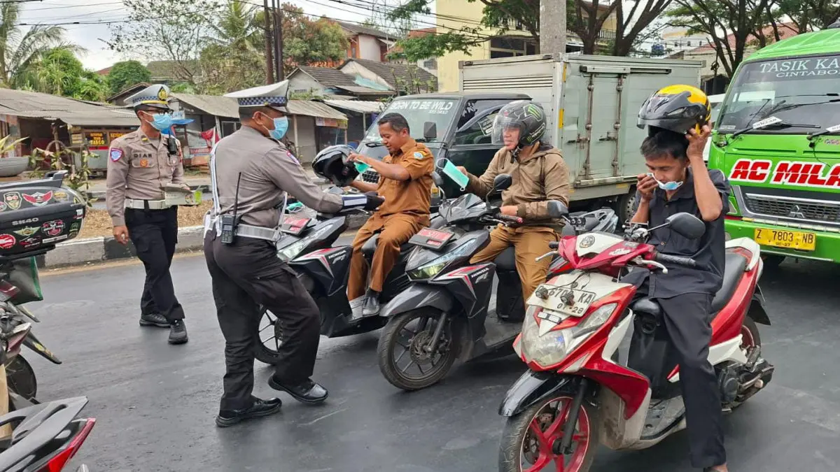 Satlantas Polres Tasikmalaya Kota bagikan masker