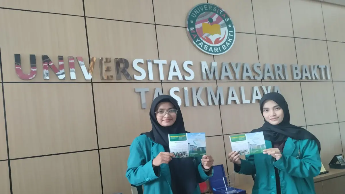 mahasiswi Universitas Mayasari Bakti penerima BSI Scholarship