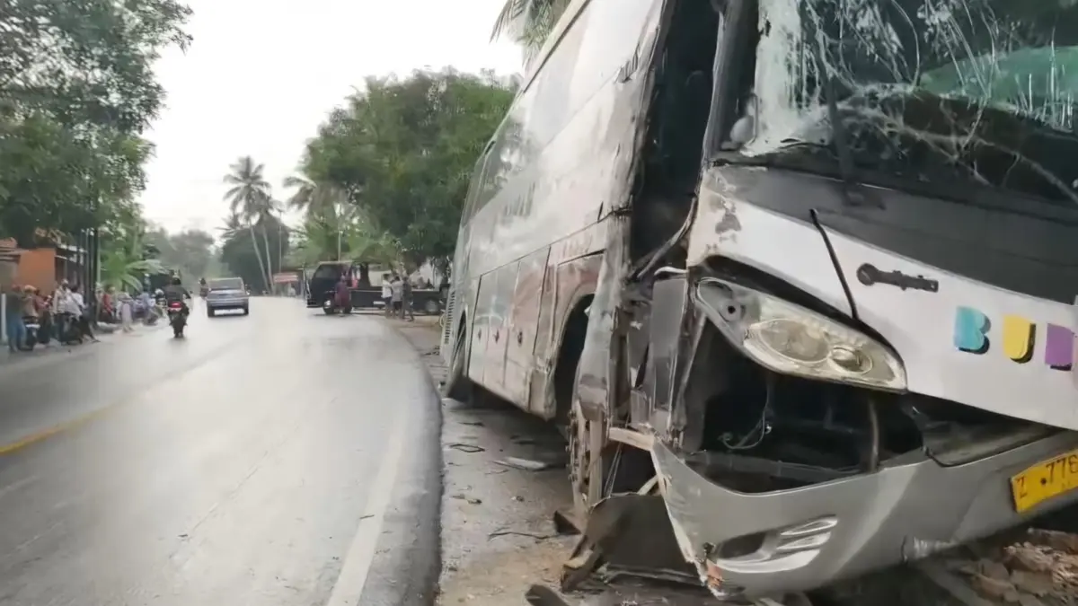 tabrakan truk dan bus di pangandaran