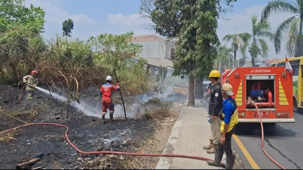 Lahan Kering di Jalan Letnan Harun Kota Tasikmalaya Terbakar, Diduga Akibat Puntung Rokok Kebakaran tasikmalaya