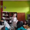 dosen unsil ajarkan siswa sd nulis bahasa inggris
