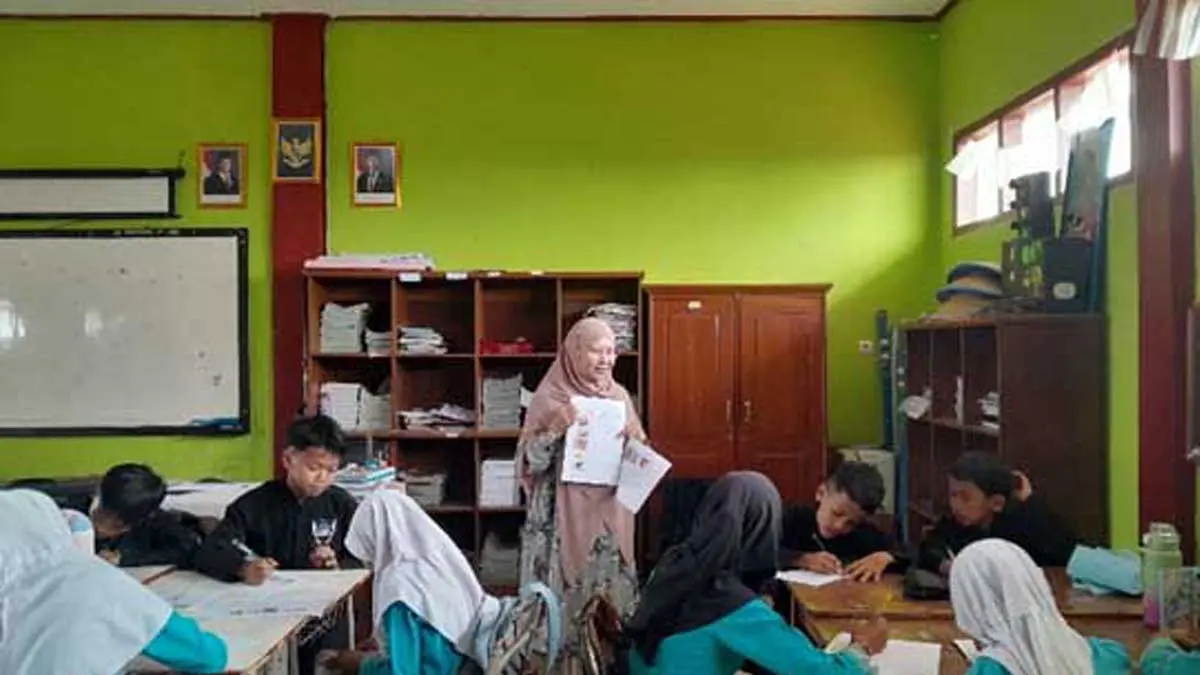 dosen unsil ajarkan siswa sd nulis bahasa inggris