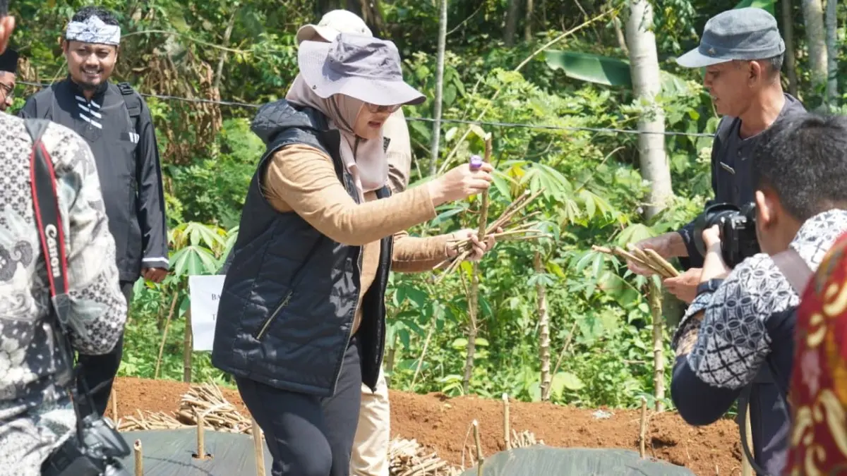 Tak Sekadar Melestarikan, Pemkab Tasikmalaya Perkuat Industri Tenun Industri Tenun