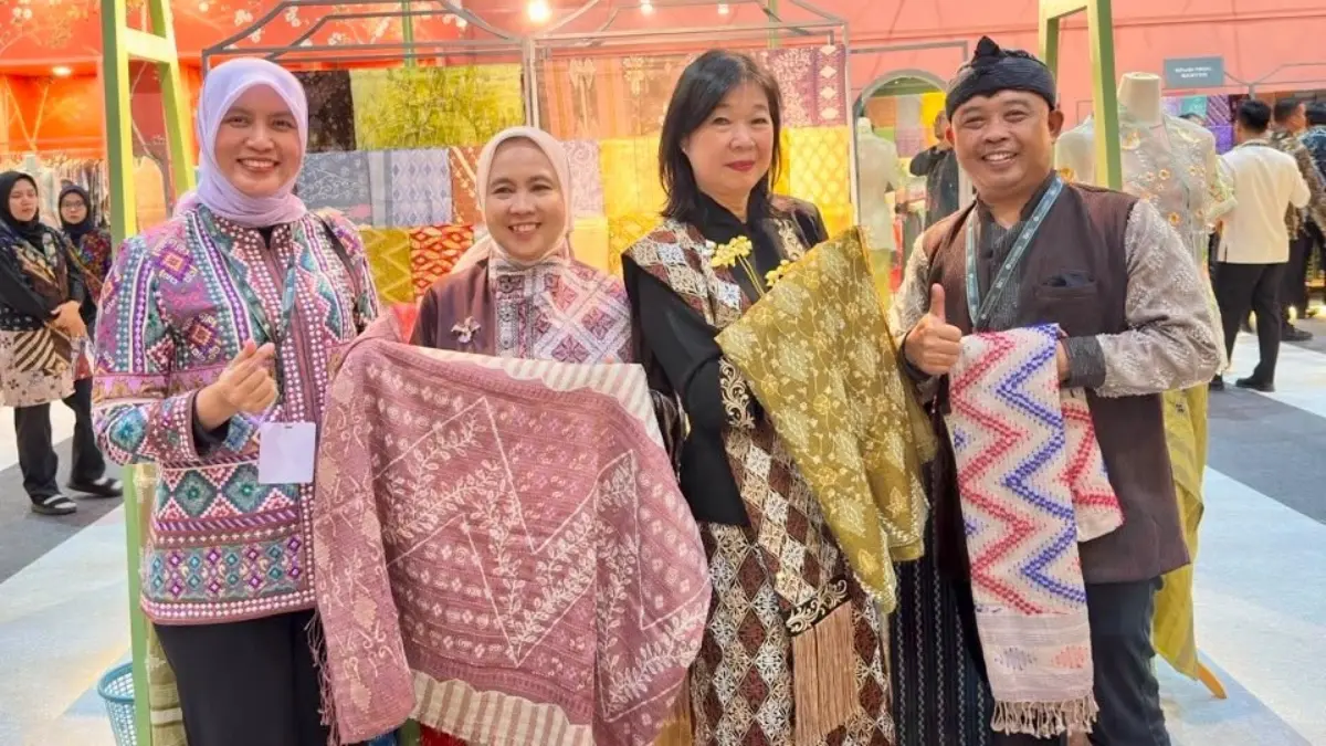 Tenun Tasikmalaya Membidik Pasar Mancanegara Tenun tasikmalaya