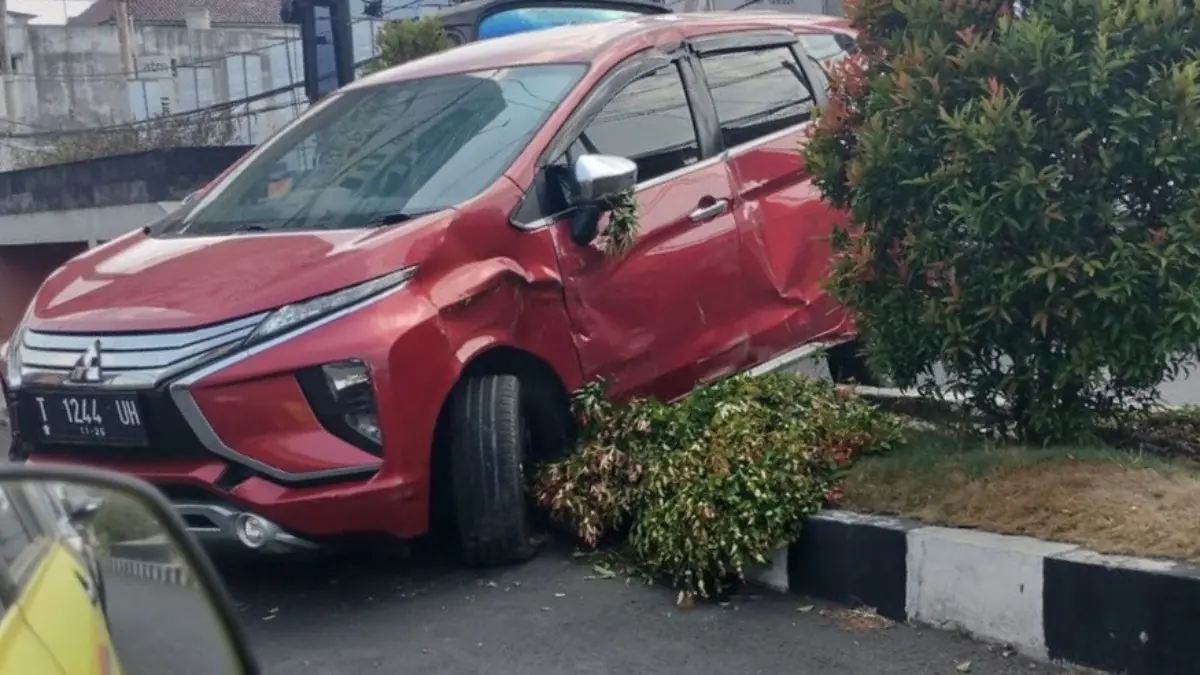 Xpander Merah Terguling di Jalan HZ Mustofa Kota Tasikmalaya Kecelakaan mobil xpander jalan hz mustofa