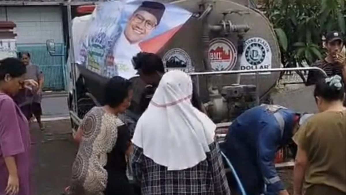 Anggota DPR RI Oleh Soleh Salurkan 40 Ribu Liter Air Bersih untuk Warga Terdampak Kekeringan di Tasikmalaya Oleh soleh