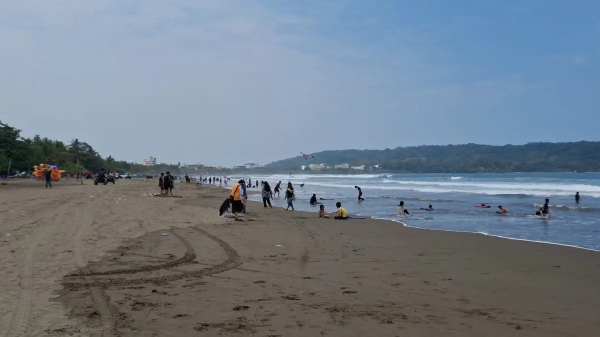 Pantai Pangandaran Dipadati Wisatawan, 10 Anak Terpisah dari Orang Tua Sehari 10 Anak Terpisah dari Orang Tua