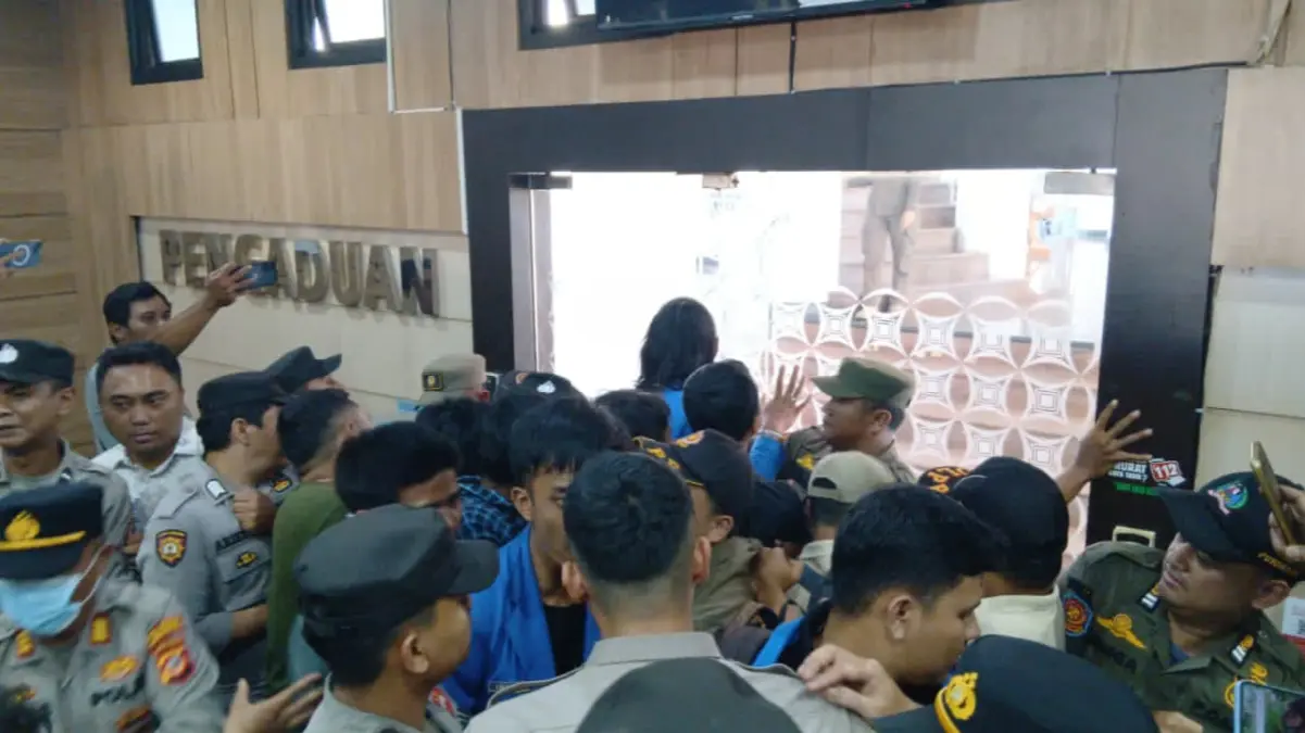Cipayung Plus Desak Wali Kota Tasikmalaya, Ketua DPRD Hingga Kapolres Mundur, Situasi Memanas Demo di bale kota tasikmalaya