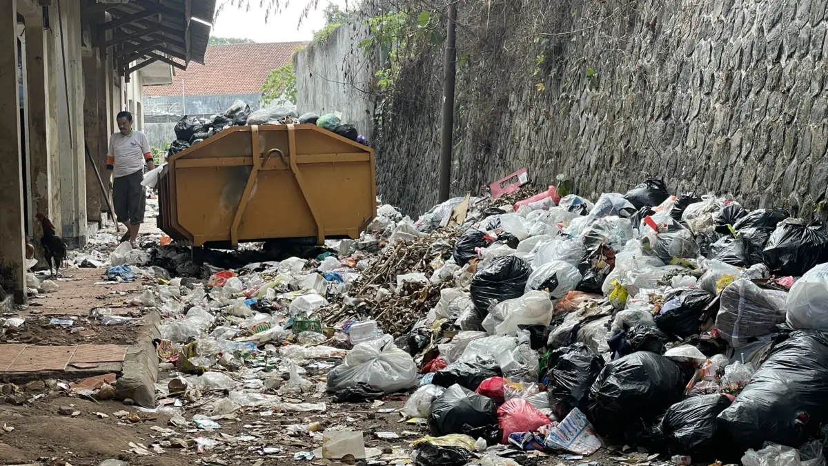 Sampah di Pasar Padayungan Tasikmalaya Membludak Tutupi Jalan Sampah pasar padayungan tasikmalaya