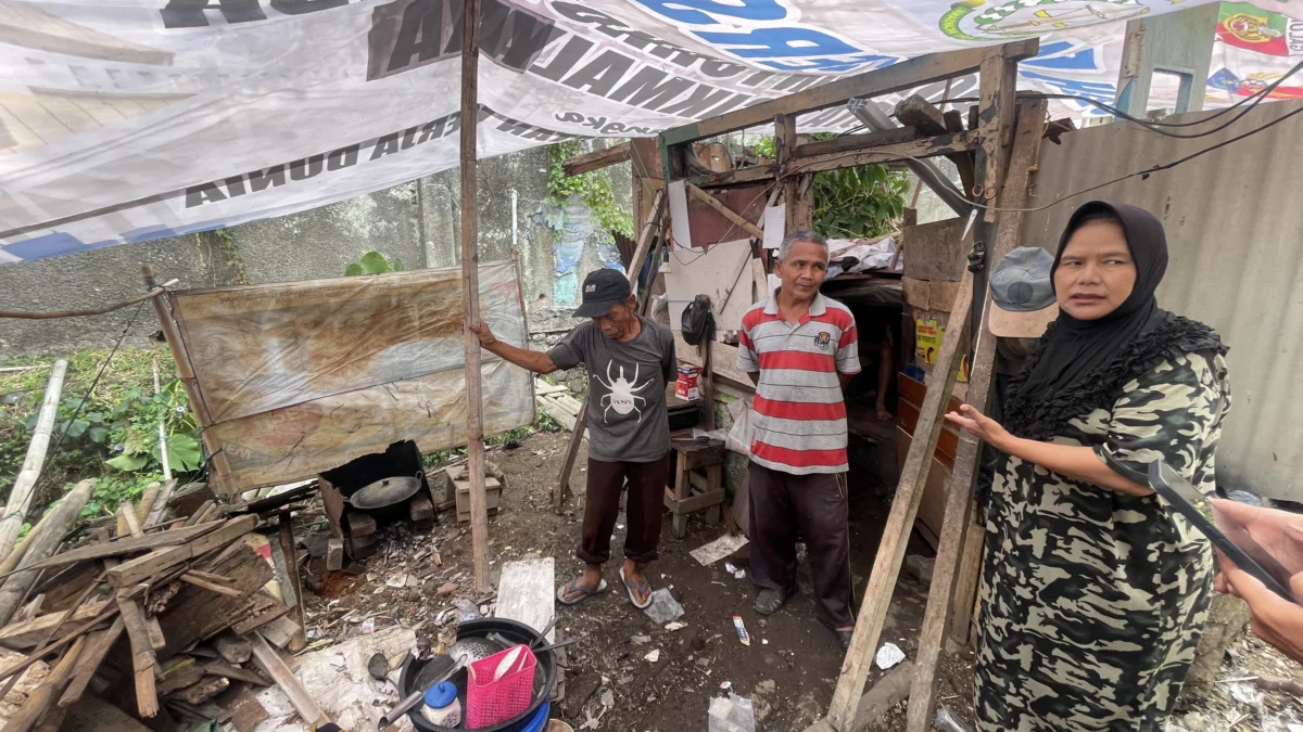 Di Pusat Kota Tasikmalaya, Kakek Lansia dan Cucu Disabilitas Tinggal di Gubuk Tak Layak Huni Gubuk tak layak huni kota tasikmalaya