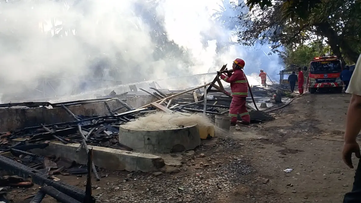 Api Lahap Tujuh Rumah di Cimerak Pangandaran, Hunian Bantuan Korban Tsunami Tinggal Puing tujuh rumah terbakar di Cimerak