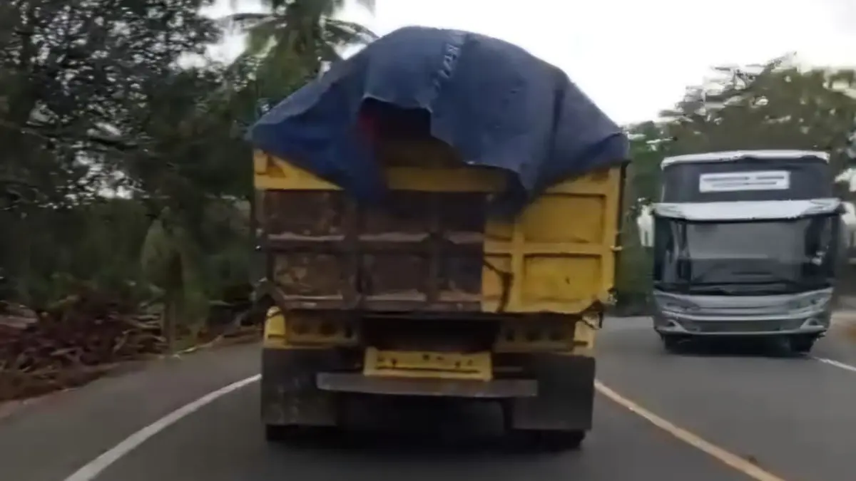 Dump Truk Overload Bikin Jalur Nasional Pangandaran Berdebu, Warga Resah Debu jalan
