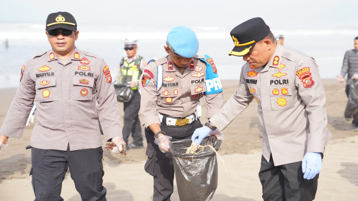 Sampah Pantai Pangandaran Jadi Urusan Bersama, Seluruh Personel Polres Turun Tangan Pantai Barat Dibersihkan Polisi