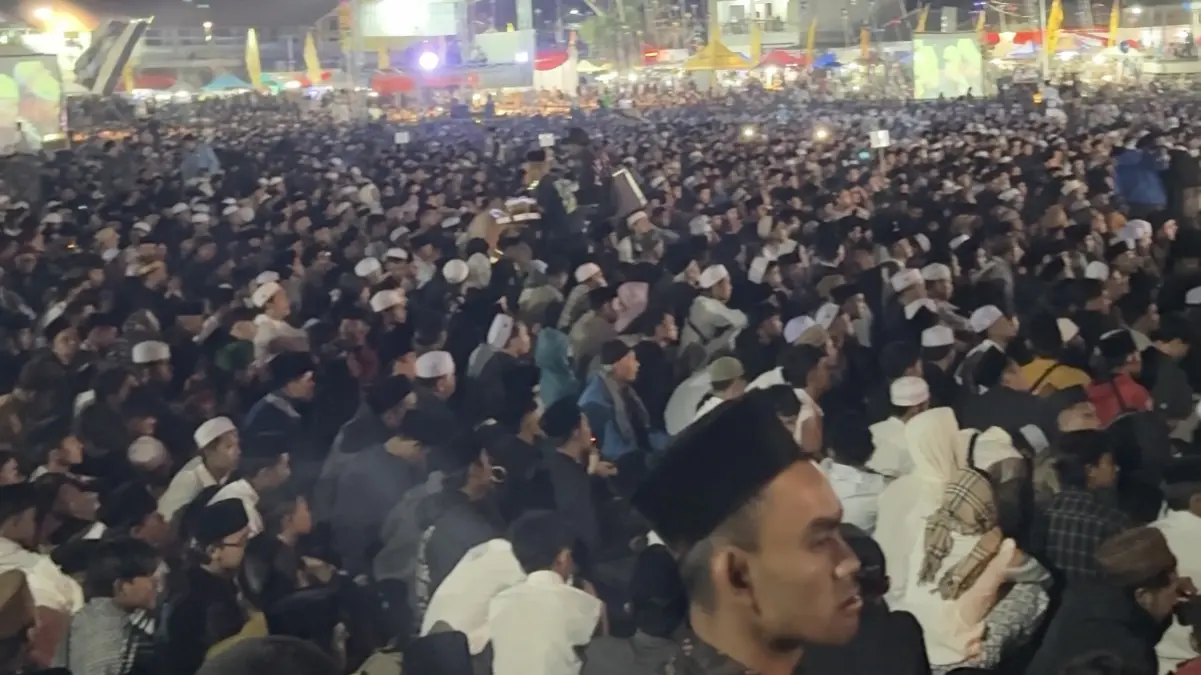 Puluhan Ribu Jemaah Larut dalam Tasikmalaya Bershalawat di Alun-Alun Manonjaya Tasik bershalawat
