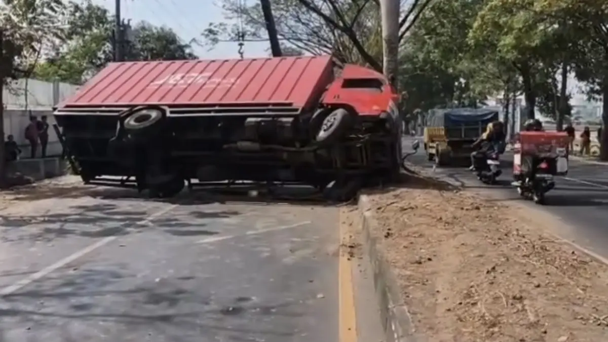 Truk Kontainer Ekspedisi Terguling di Jalan Sewaka Kota Tasikmalaya Kecelakaan truk ekspedisi Jalan Sewaka Kota Tasikmalaya
