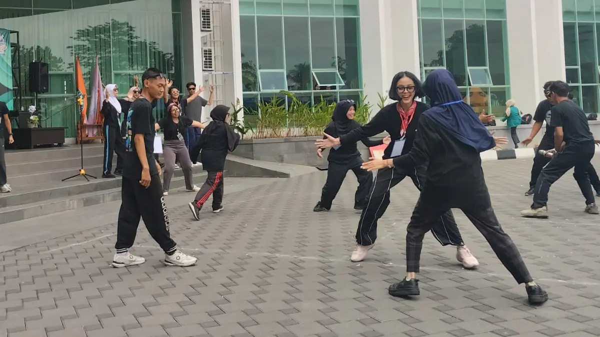 Mahasiswa UMB Seru-Seruan Main "Kaulinan" Tradisional festival permainan tradisional UMB
