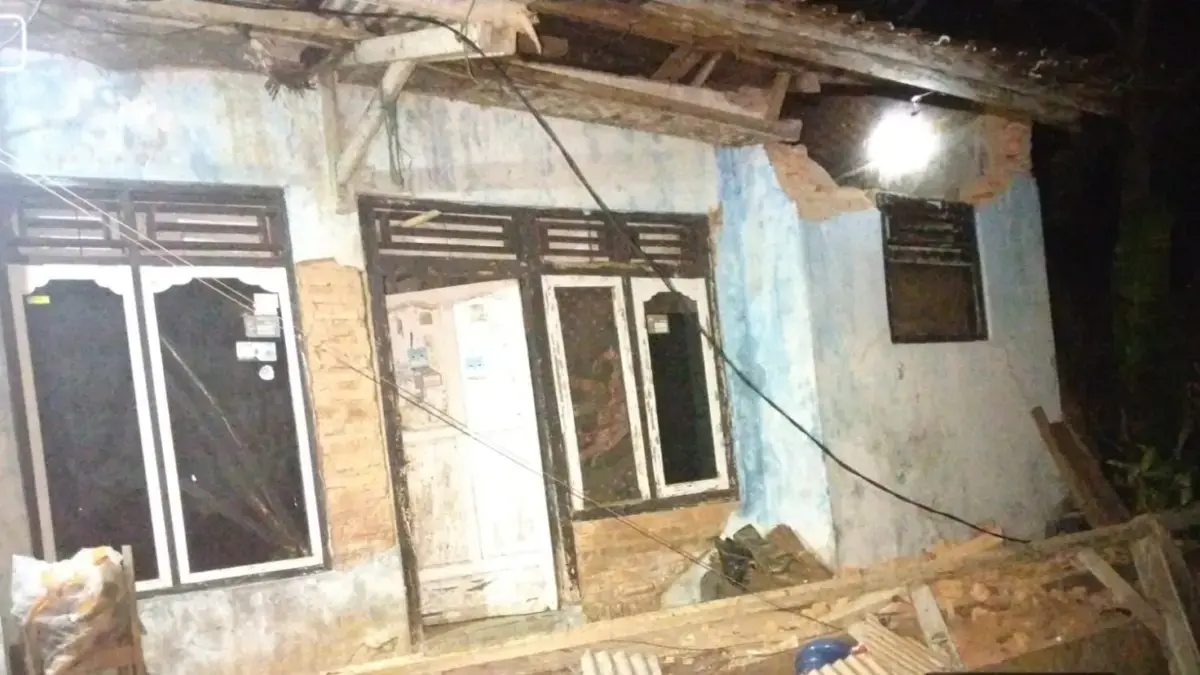 rumah ambruk di pangandaran,