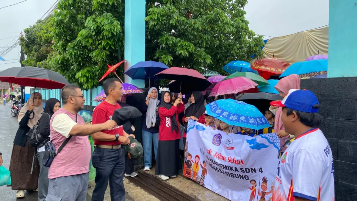 Hujan Tak Surutkan Semangat Siswa SDN 4 Karangsambung Tasikmalaya untuk Gebyarkan Sumpah Pemuda gebyar sumpah pemuda SDN Karangsembung