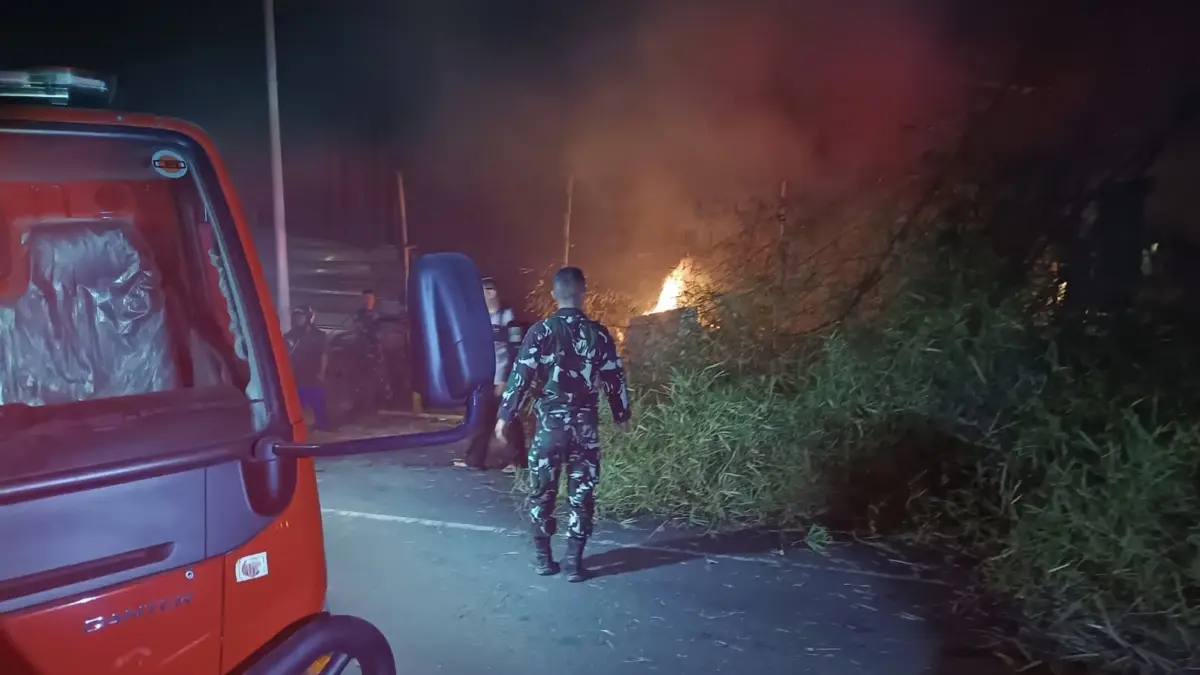 Bakar Sampah Bikin Petaka, Kios Pandai Besi di Singaparna Tasikmalaya Hangus Terbakar Kebakaran singaparna