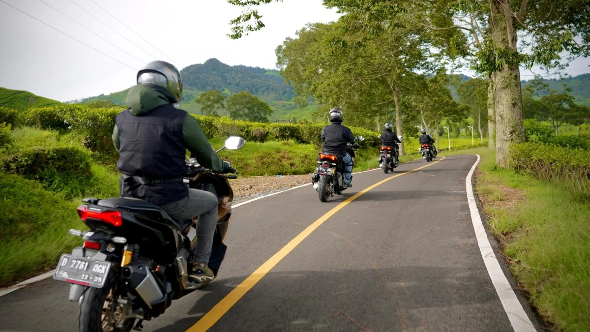 Musim Hujan Bikin Jalan Licin, Ini 4 Teknik Aman Berkendara Motor agar Terhindar dari Kecelakaan Musim Hujan